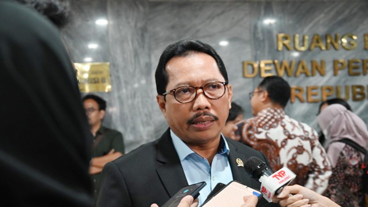 Anggota Komisi II DPR RI Aminurokhman saat diwawancarai Parlementaria di Kompleks Parlemen, Senayan, DPR RI, Jakarta, Selasa (12/9/2023). Foto: Mentari/nr