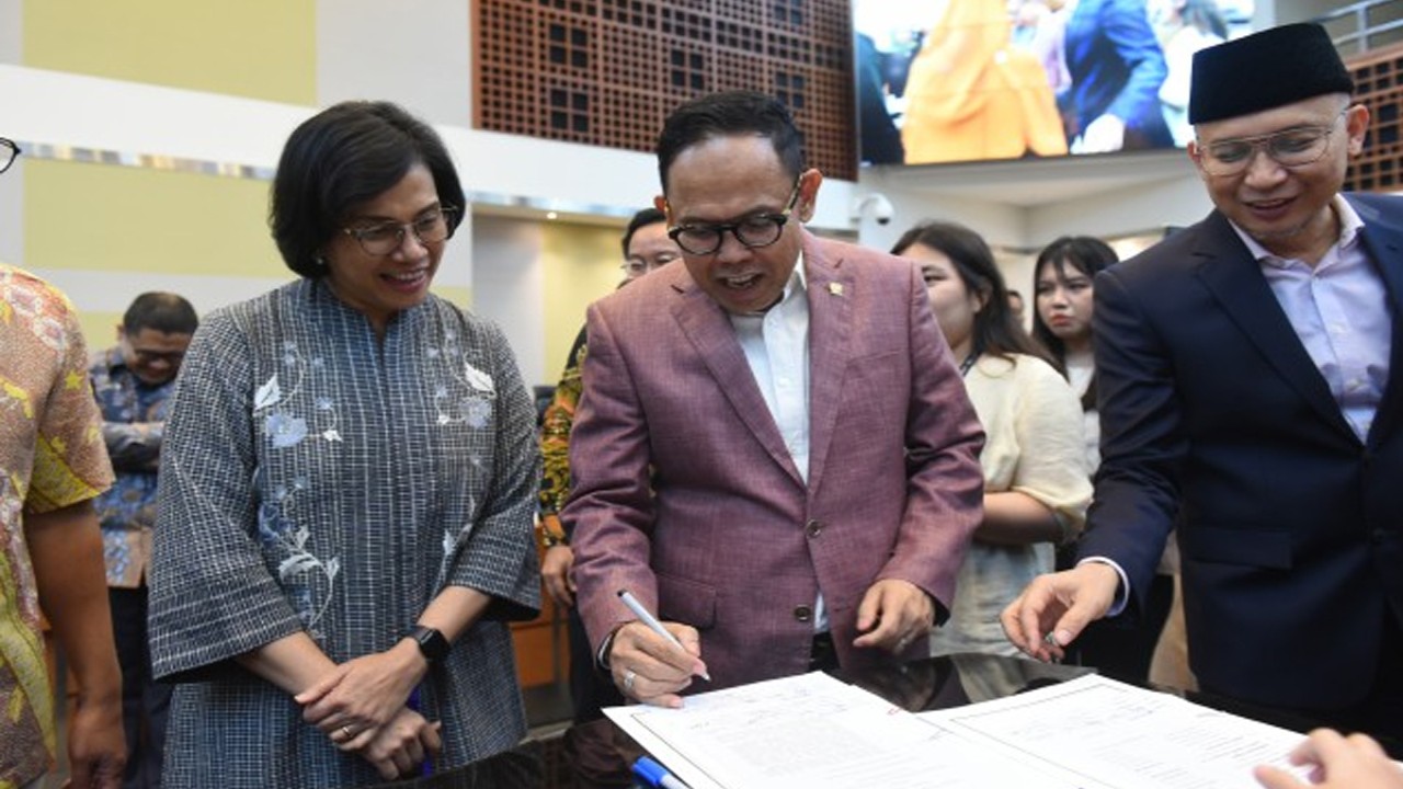 Anggota Panja Banggar DPR RI Andi Akmal Pasluddin saat mengikuti Rapat Kerja Badan Anggaran RI bersama pemerintah di Gedung Nusantara II, Senayan, Jakarta, pada Selasa (19/92023). Foto: Jaka/nr