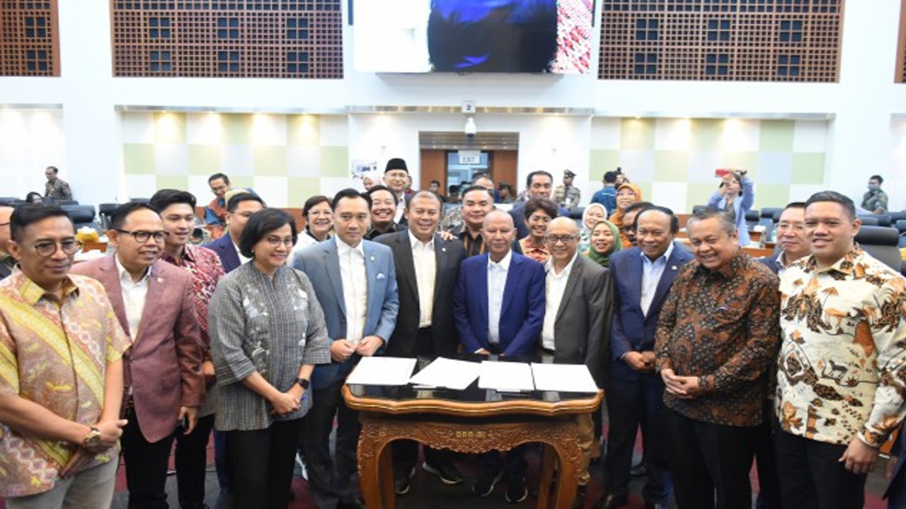 Anggota Panja Banggar DPR RI Andi Akmal Pasluddin dalam foto bersama usai Rapat Kerja Badan Anggaran RI bersama pemerintah di Gedung Nusantara II, Senayan, Jakarta, pada Selasa (19/9/2023). Foto: Jaka/nr