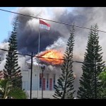 Api membakar Kantor Bupati Pohuwato saat demonstrasi penambang di Kabupaten Pohuwato, Gorontalo, Kamis (21/9/2023). ANTARA/HO-1695288248