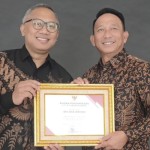 Bupati Belitung Timur, Drs Burhanudin (kiri) memberikan penghargaan kepada pegiat pendidikan SFD Arie Wibowo-1695559882
