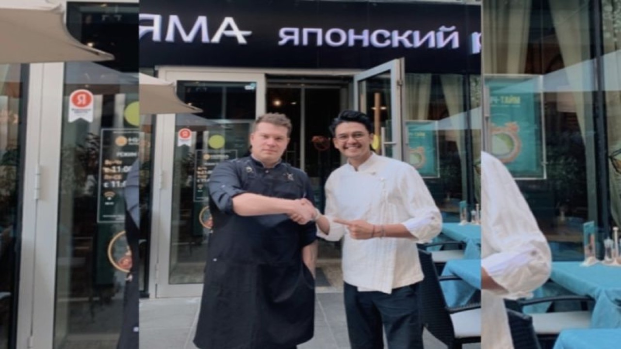 Chef Aziz Amri (kanan) bersama koki Rusia di Moskow, Rusia. (ANTARA/HO/PositiVibe)