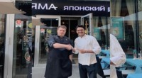Chef Aziz Amri (kanan) bersama koki Rusia di Moskow, Rusia. (ANTARA/HO/PositiVibe)-1694143869