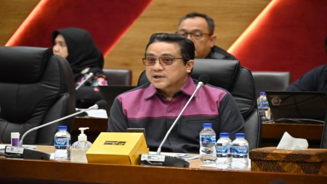 Wakil Ketua Komisi X DPR Dede Yusuf saat memimpin Rapat Kerja Komisi X DPR dengan Menteri Pendidikan, Kebudayaan, Riset, dan Teknologi Nadiem Anwar Makarim di Gedung Nusantara I, Senayan, Jakarta, Rabu (13/9/2023). (Farhan/nr)