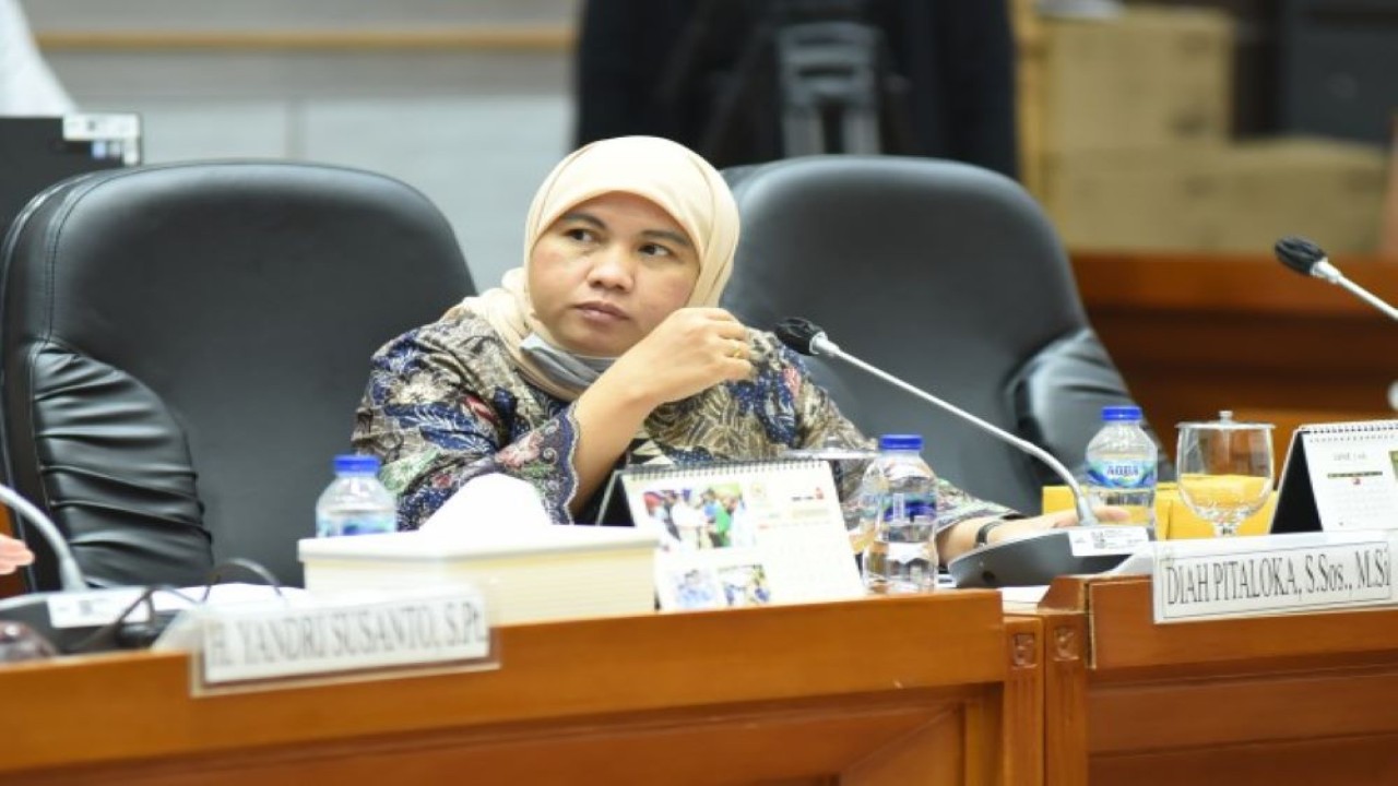 Wakil Ketua Komisi VIII DPR Diah Pitaloka saat menyerahkan bantuan secara simbolis melalui Kemensos usai pertemuan Komisi VIII DPR RI dengan Wali Kota Bogor Bima Arya Sugiarto di Bogor, Jumat (1/9/2023). (Husen/nr)