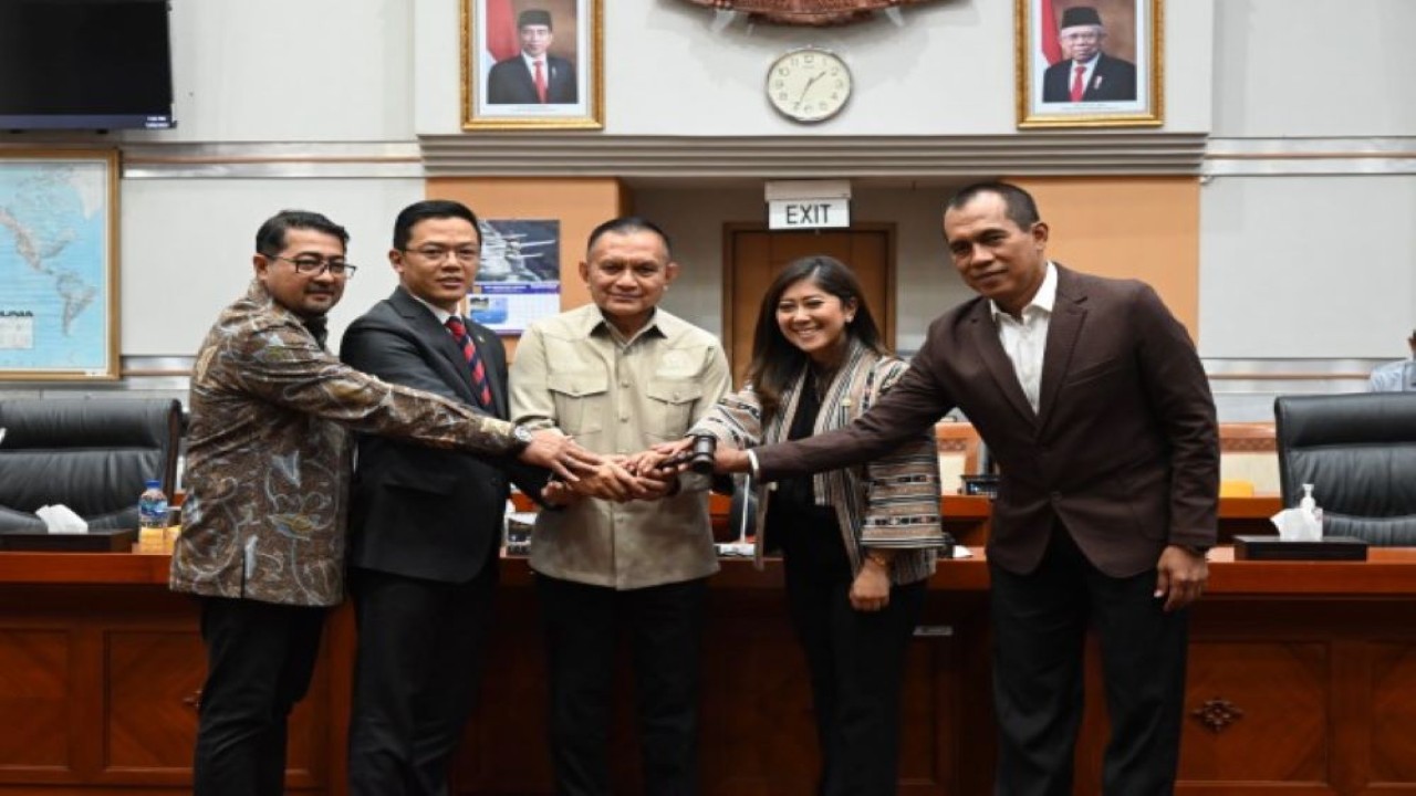 Wakil Ketua DPR RI Lodewijk F. Paulus berfoto bersama dengan pimpinan Komisi I DPR usai memimpin rapat internal Komisi I DPR RI dalam rangka penetapan penggantian pimpinan Komisi I DPR RI. Pimpinan Komisi I DPR RI dari unsur Fraksi Partai Gerindra yang semula dijabat oleh Bambang Kristiono digantikan oleh Sugiono. di Gedung Nusantara, DPR RI, Senayan, Jakarta, Kamis (7/9/2023). (Tari/Man)