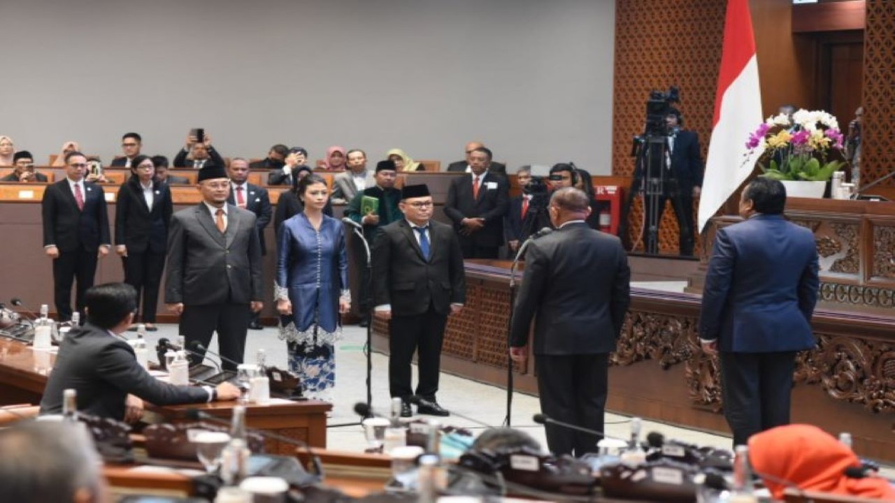 Wakil Ketua DPR RI Lodewijk F. Paulus saat memimpin sumpah atau janji pelantikan tiga Anggota Pengganti Antar Waktu (PAW) sisa masa jabatan periode 2019-2024 di Gedung Nusantara II, DPR RI, Senayan, Jakarta, Selasa (12/9/2023). (Arief/nr)