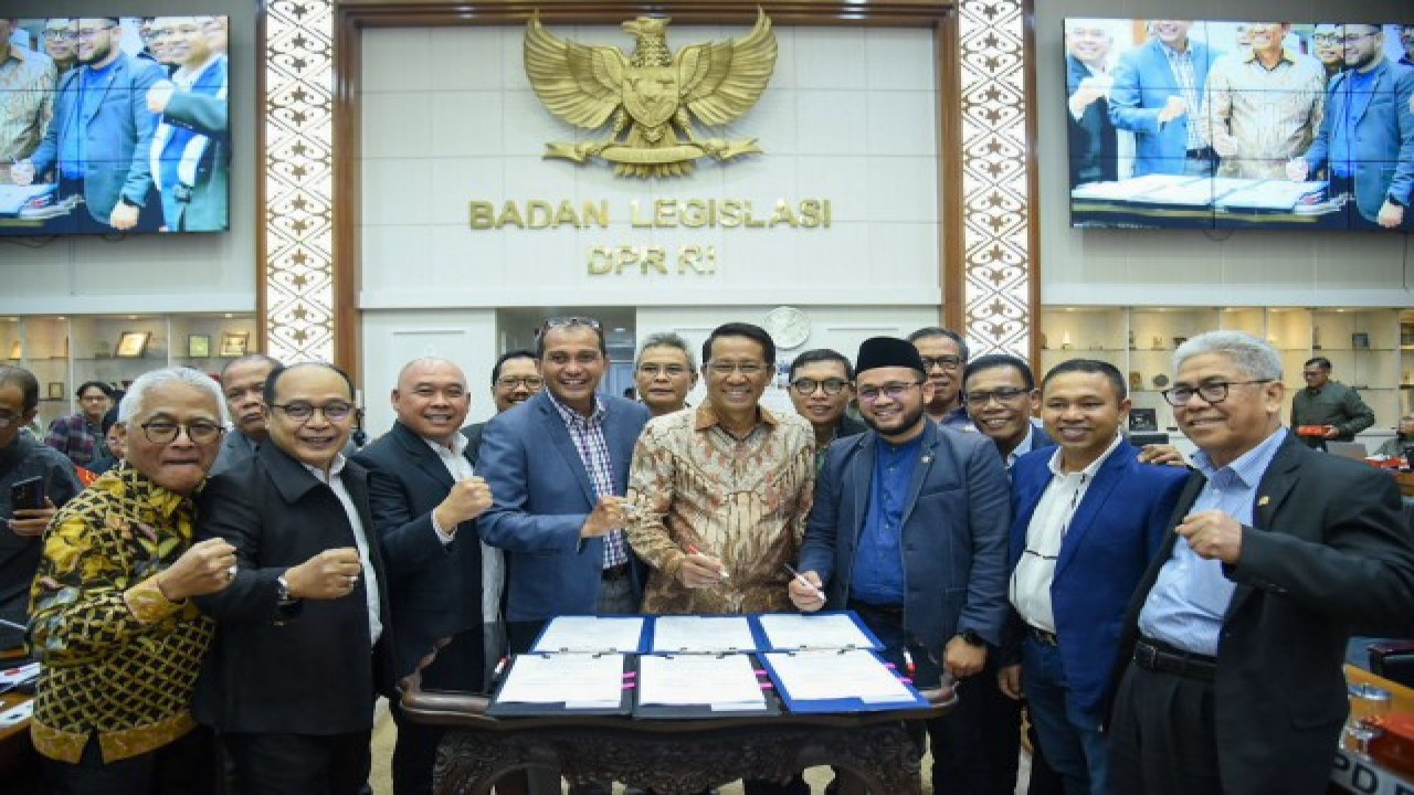 Ketua Baleg DPR RI Supratman Andi Agtas usai penandatanganan persetujuan Prolegnas RUU Prioritas Tahun 2023 dan Penyusunan Prolegnas RUU Prioritas Tahun 2024 untuk dibawa ke Pembahasan Tingkat II di Senayan, Selasa (12/9/2023). (Geraldi/nr)