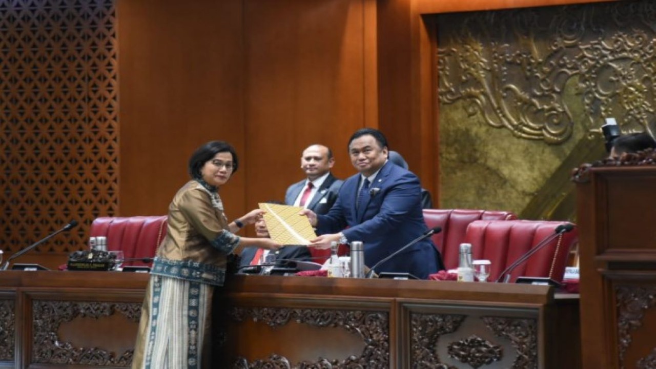 Wakil Ketua DPR RI Rahmat Gobel (kanan) saat memimpin Rapat Paripurna di Senayan, Jakarta, Selasa (12/9/2023). (Arief/nr)