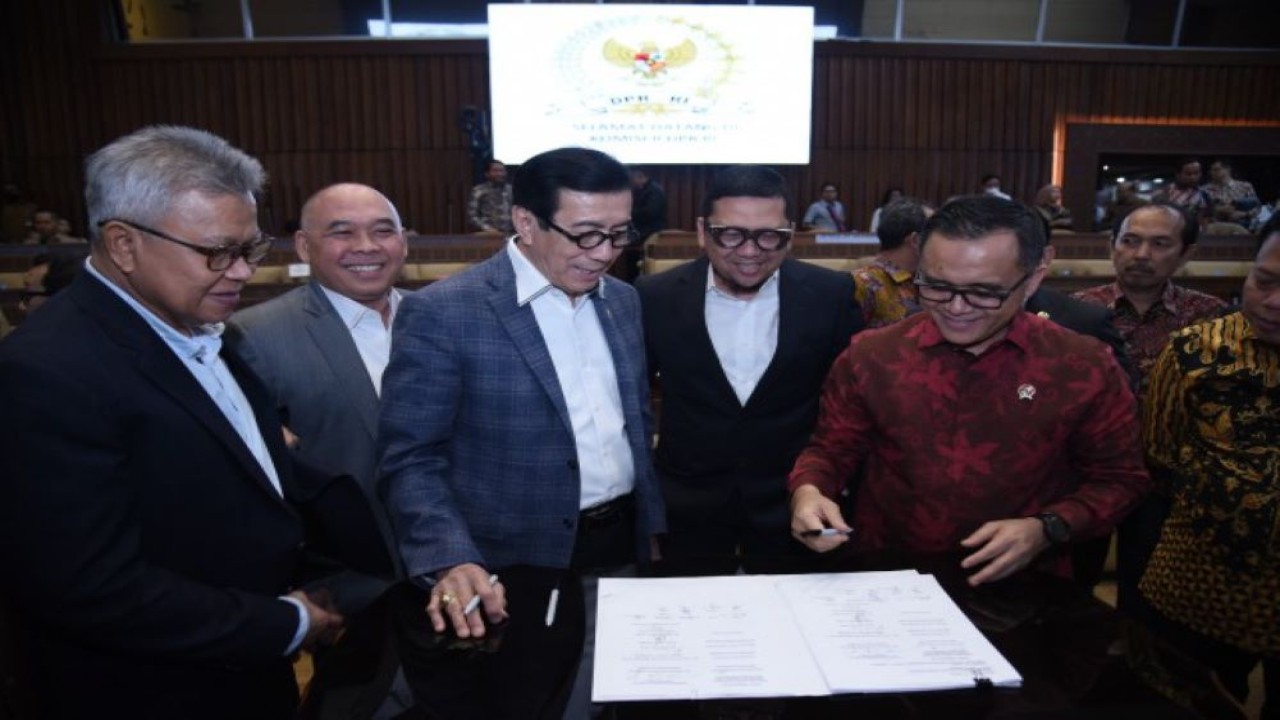 Ketua Komisi II DPR RI Ahmad Doli Kurnia dalam Rapat Kerja Tingkat I dengan Pemerintah yang diwakili oleh Menpan-RB, Menkeu, Mendagri, dan Menkumham. Raker tersebut membahas mengenai Pembicaraan tingkat I Pengambilan Keputusan terkait RUU tentang ASN di Ruang Rapat Komisi II, DPR RI, Senayan, Jakarta, Selasa (26/9/2023). (Geraldi/Man)