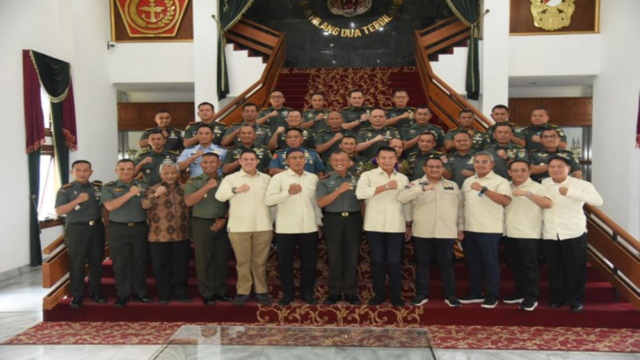 Wakil Ketua Komisi I DPR RI Abdul Kharis Almasyhar dalam foto bersama usai kunjungan kerja spesifik Komisi I meninjau Kodam III Siliwangi di Bandung, Rabu (27/9/2023). (Arief/nr)