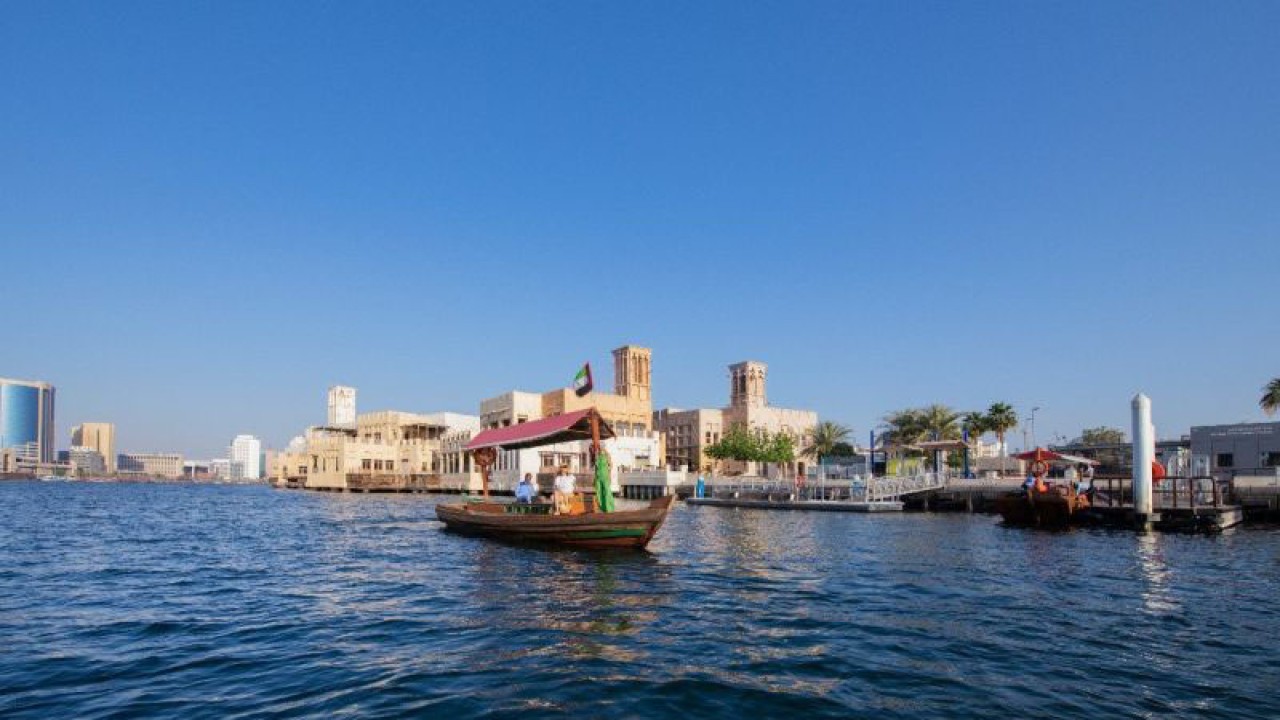 Menyebrang Sungai Dubai dengan kapal feri tradisional "abra". (ANTARA/HO-Dubai Economy and Tourism)
