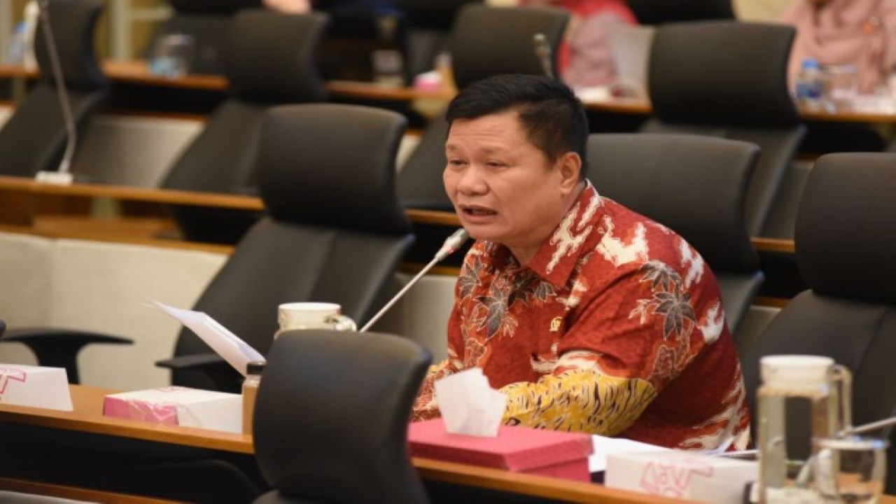 Anggota Komisi IV DPR RI Edward Tannur saat mengikuti Rapat Kerja Komisi IV dengan Badan Pangan Nasional di Gedung Nusantara, Senayan, Jakarta, Kamis (7/9/2023). (rief/nr)