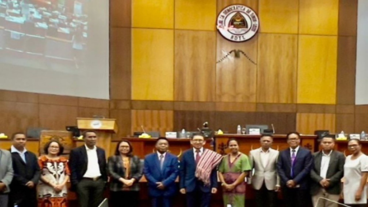 Ketua BKSAP DPR RI Fadli Zon saat foto bersama usai menjadi pembicara utama dalam Seminar 'Hubungan Internasional dan Demokrasi yang diselenggarakan oleh Parlemen Timor Leste di Dili, Minggu (3/9/2023). (Ist/nr)