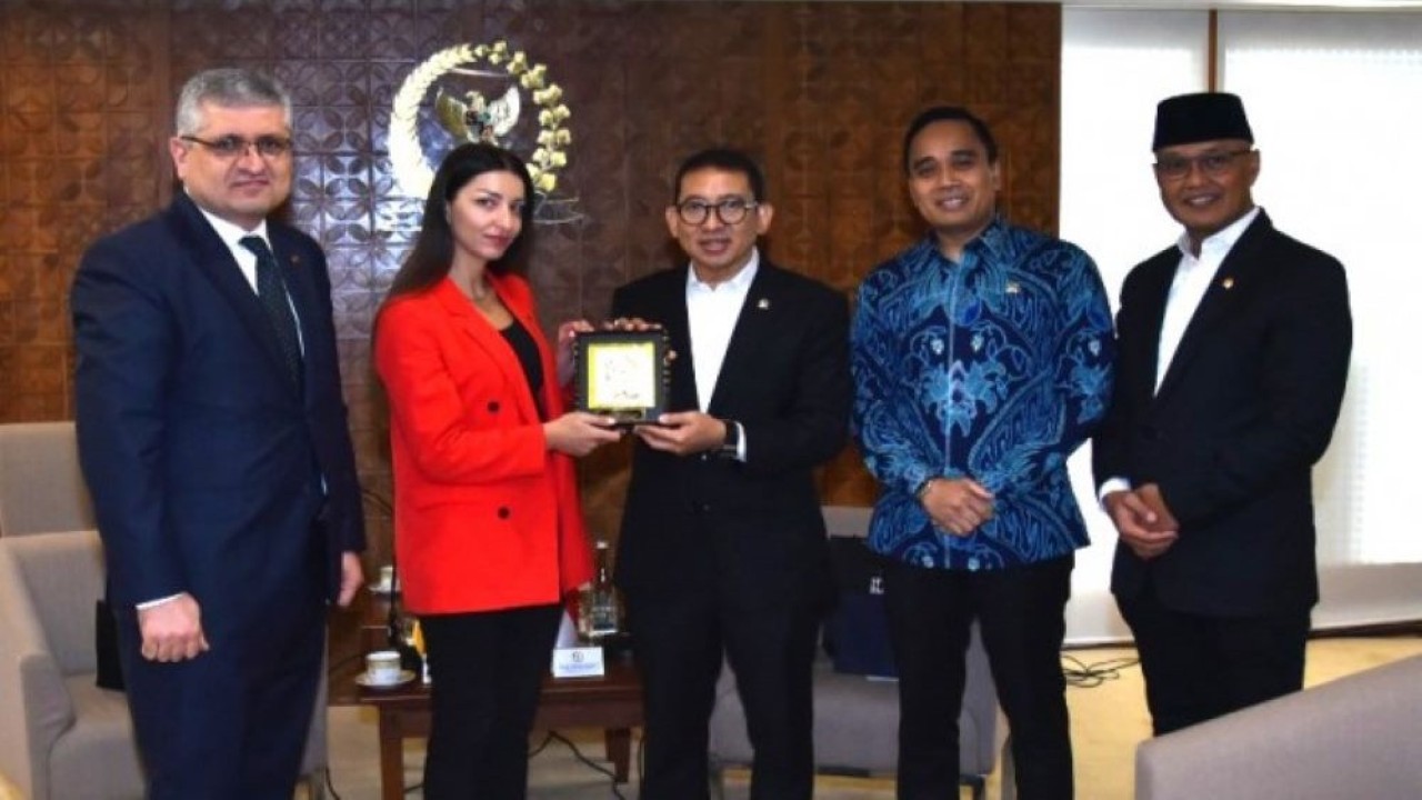 Ketua BKSAP DPR RI Fadli Zon usai menerima kunjungan kehormatan Duta Besar Republik Armenia untuk Indonesia Serob Bejanyan di Ruang Delegasi, Gedung Nusantara III DPR RI, Senayan, Jakarta, Selasa (19/9/2023). Turut hadir Wakil Ketua BKSAP DPR RI Putu Supadma Rudana dan Wakil Ketua BKSAP DPR RI Sukamta. (Eno/Man)