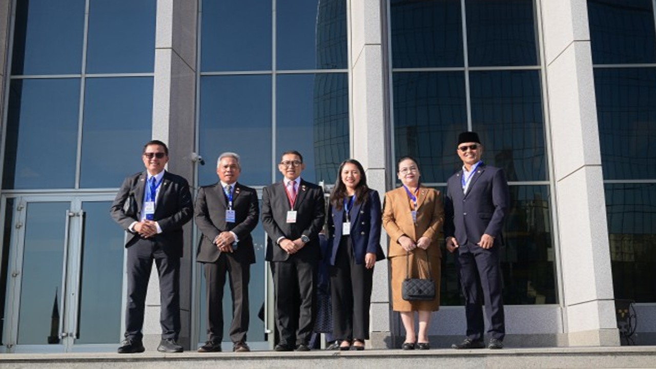 Para delegasi Indonesia berfoto bersama di sela-sela menghadiri Sidang Komite Sosial dan Budaya, Asian Parliamentary Assembly (APA) atau Majelis Parlemen Asia di Baku, Azerbaijan. Foto: Eko/nr