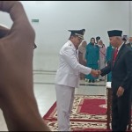 Gubernur Sumatera Barat, Mahyeldi saat melantik Pj Wali Kota Sawahlunto di Padang, Kamis (21/9) malam. (ANTARA/Miko Elfisha)-1695353600