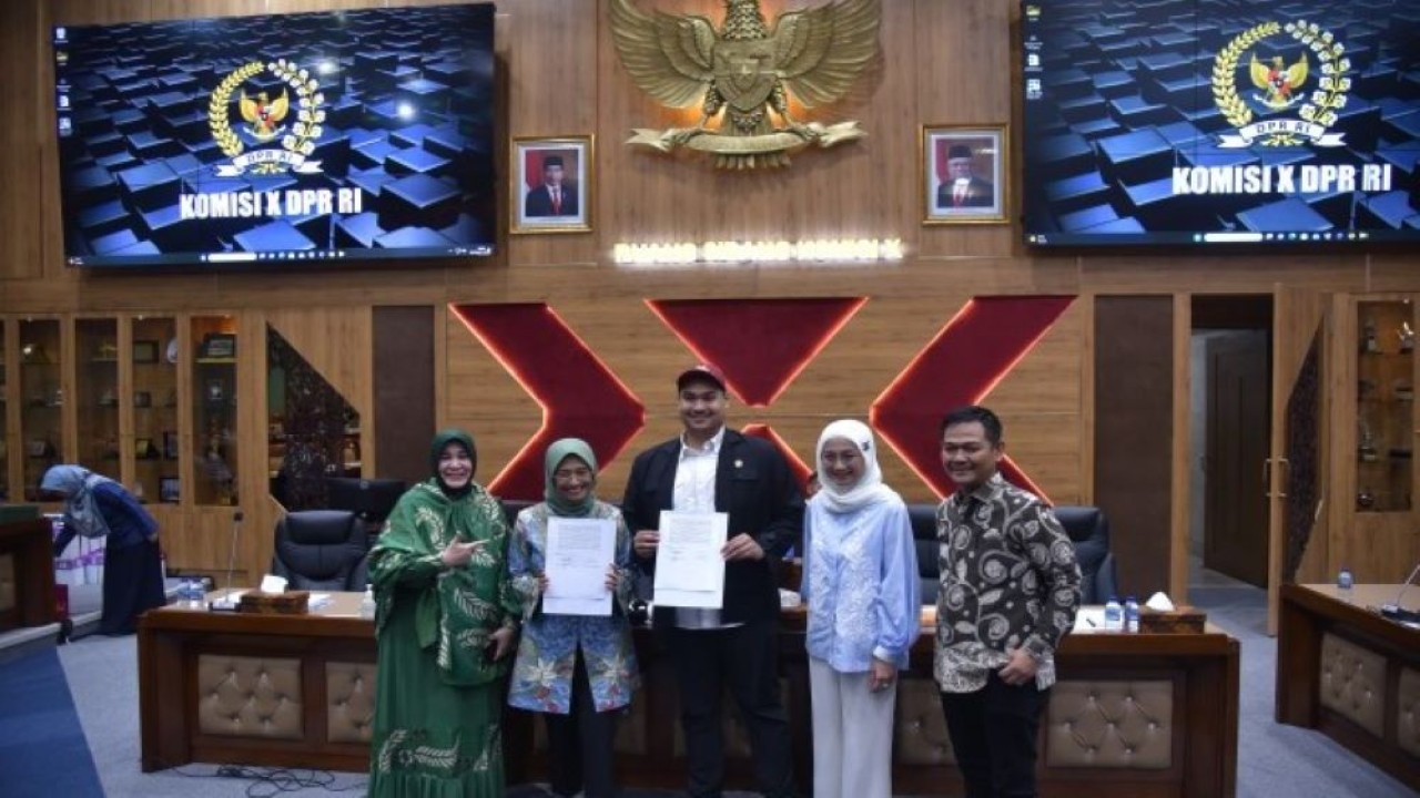 Wakil Ketua Komisi X DPR Hetifah Sjaifudian (dua dari kiri) saat foto bersama usai Rapat Kerja Komisi X DPR bersama Menteri Pemuda dan Olahraga Dito Ariotedjo di Gedung Nusantara I, Senayan, Jakarta, Kamis (7/9/2023). (Munchen/nr)