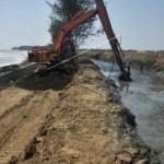 Ilustrasi : sebuah alat berat mengeruk lumpur di kawasan Pantai Slamaran, Pekalongan, Jawa Tengah. ANTARA FOTO/Pradita Utama/nz/15-1695809445