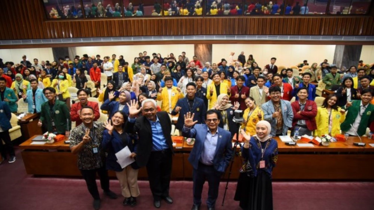 Sekretaris Jenderal DPR RI Indra Iskandar foto bersama usai memberikan Kuliah Umum "Magang di rumah rakyat" Kampus Merdeka, di Senayan, Jakarta, Selasa (19/9/2023). (Runi/Man)