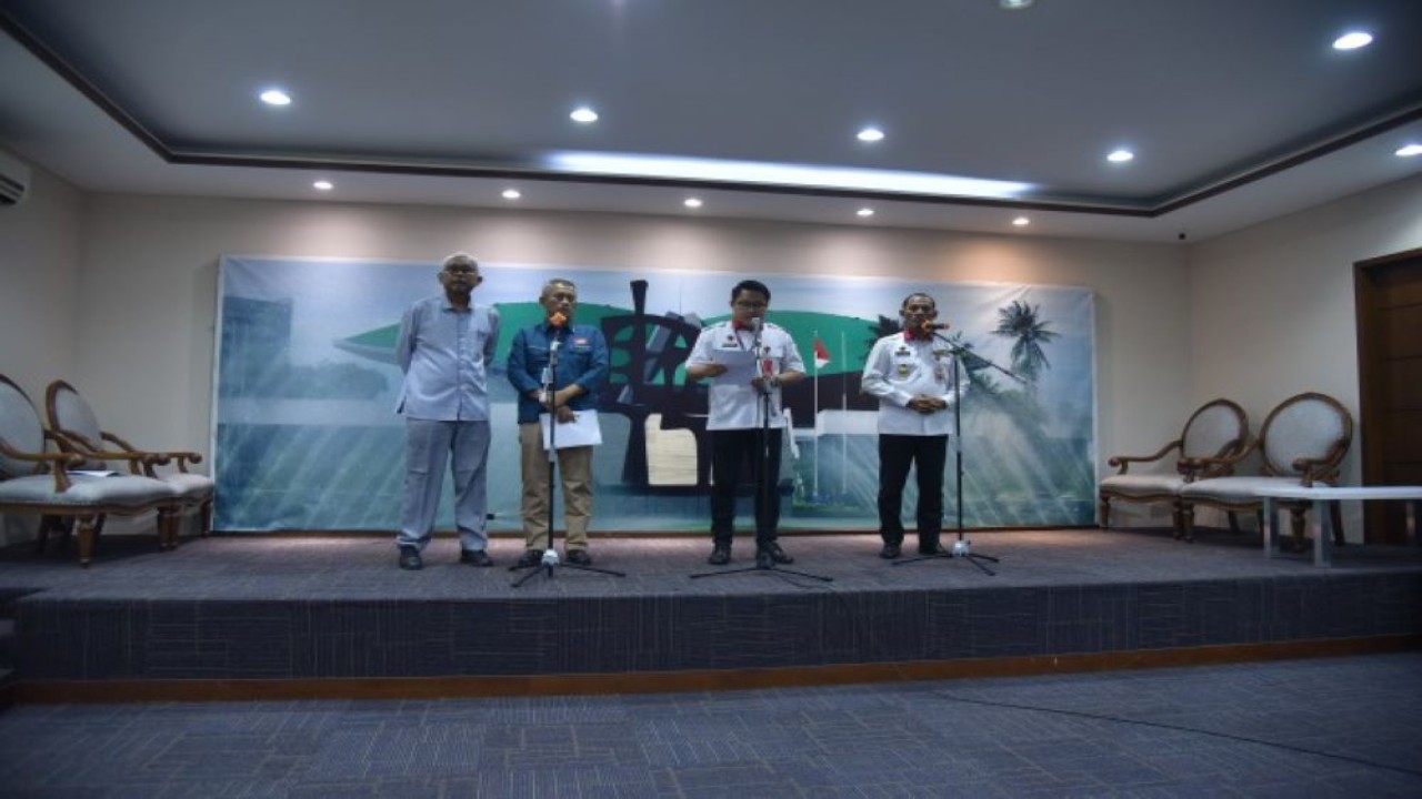 Kepala Biro Pemberitaan Parlemen Sekretariat Jenderal DPR RI Indra Pahlevi (dua dari kiri) saat memberikan keterangan pers di Ruang Media Center, Gedung Nusantara III, DPR RI, Senayan, Jakarta, Kamis (7/9/2023). (Munchen/nr)