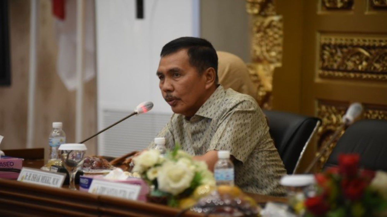 Anggota Komisi V DPR RI Ishak Mekki saat mengikuti pertemuan agenda Kunjungan Kerja Spesifik Komisi V DPR RI ke Provinsi Sumatera Selatan, Jumat, (8/9/2023). (Dep/nr)