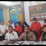 Kasat Reskrim Polres Jakarta Selatan AKBP Bintoro (barisan depan, dua dari kanan). (ANTARA/Suci Nurhaliza)-1695802210