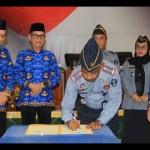 Kepala Lapas Kotabaru saat meneken perjanjian kerja sama dengan pemkab Kotabaru. ANTARA/HO-Humas Lapas Kotabaru-1695193511