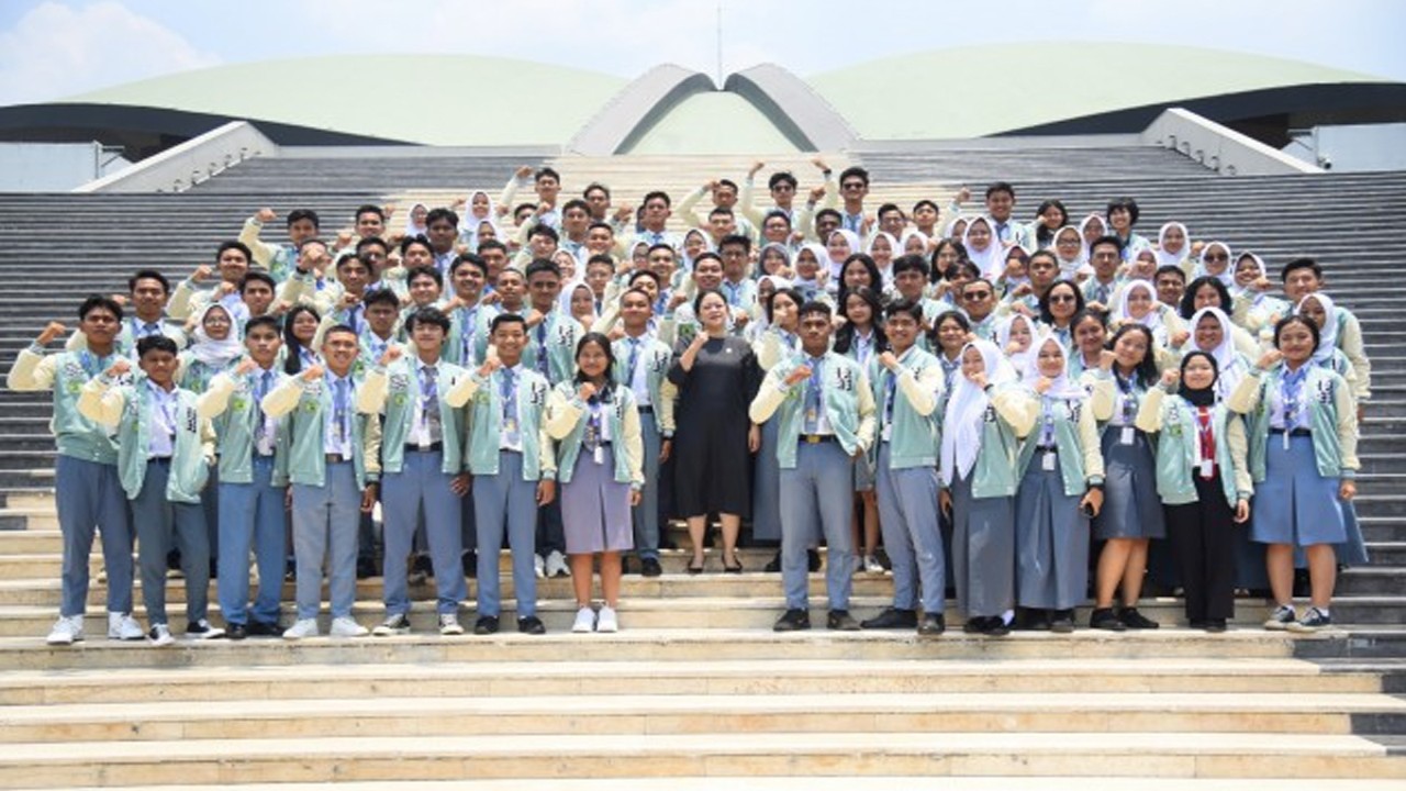 Ketua DPR Dr. (H.C) Puan Maharani foto bersama usai menerima kunjungan para ketua osis yang tergabung dalam Indonesia Student Leadership Camp (ISLC) Universitas Indonesia Tahun 2023 di Gedung Nusantara, Senayan, Jakarta, Senin (25/9/2023). Foto : Runi/Man