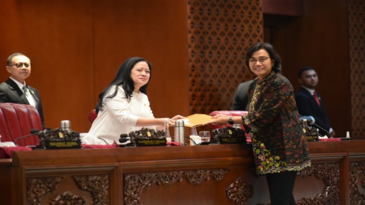 Ketua DPR RI Dr. (H.C) Puan Maharani bersama Menteri Keuangan Sri Mulyani dalam Rapat Paripurna ke-6 di Gedung Nusantara II, Senayan, Jakarta, Kamis (21/9/2023). (Oji/nr)