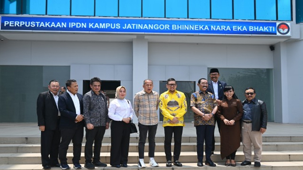 Ketua Komisi II DPR Doli Kurnia Tanjung saat foto bersama usai Kunjungan Kerja Komisi II DPR RI ke Kampus IPDN, Sumedang, Jawa Barat. Foto: Husen/nr