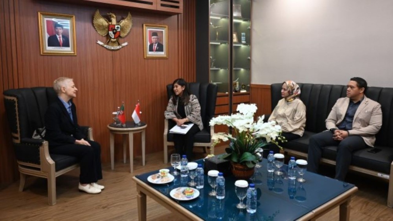 Ketua Komisi I DPR RI Meutya Hafid bersama Anggota Komisi I Rachel Mariam Sayidina dan Dave Akbarshah Fikarno menerima kunjungan kehormatan dari perwakilan Parlemen Portugal di Gedung Nusantara II, DPR RI, Senayan, Jakarta (7/9/23). (Tari/Man)