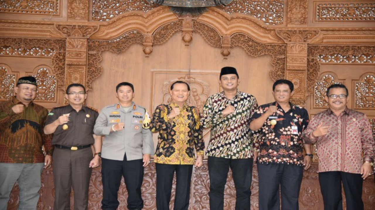 Ketua MKD DPR Adang Daradjatun saat foto bersama usai melakukan sosialisasi yang bertempat di Kantor DPRD Kabupaten Klaten, Jawa Tengah, Selasa (12/9/2023). Foto: Eki/nr