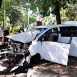 Mobil Toyota Innova yang mengalaminkecelakaan dinTaman Indonesia Kaya, Kota Semarang, Kamis. (ANTARA/ I.C. Senjaya)-1695286349