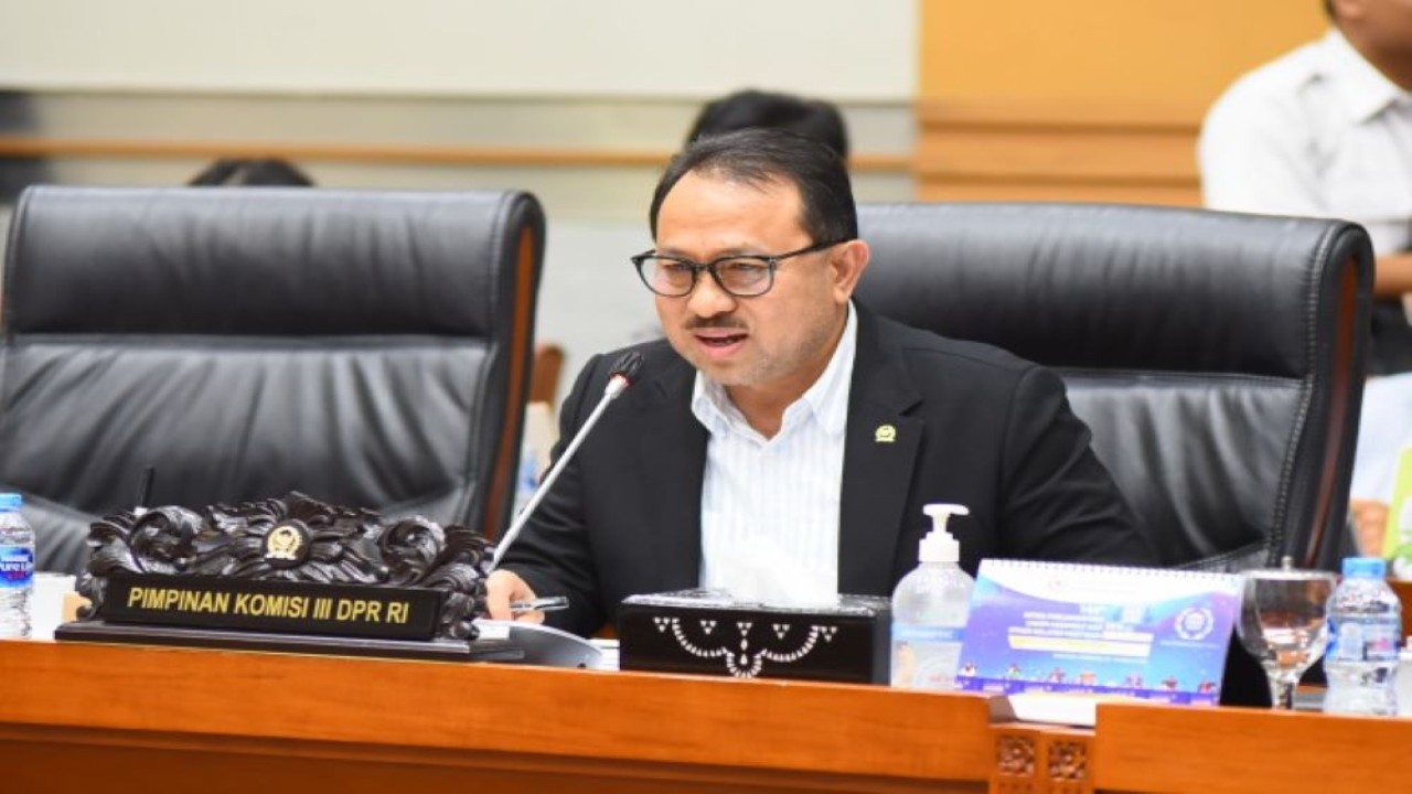 Wakil Ketua Komisi III DPR RI Pangeran Khairul Saleh saat memimpin Rapat Kerja Komisi III DPR RI dengan Menteri Hukum dan Hak Asasi Manusia RI & Badan Nasional Penanggulangan Terorisme RI, Senin (4/9/2023). (Runi/nr)