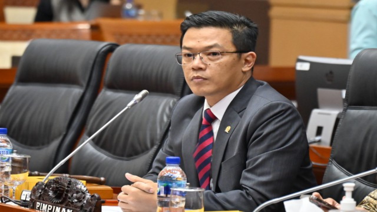 Wakil Ketua Komisi I DPR RI Sugiono saat memimpin Rapat Penyesuaian RKA LPP RRI dan LPP TVRI TA 2024 di Gedung Nusantara I, DPR RI, Senayan, Jakarta, Selasa (12/9/2023). Foto: Farhan/nr