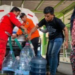 Petugas PMI Jakarta Barat melakukan pendistribusian air bersih di Cengkareng, Jakarta Barat, Senin (25/9/2023). (ANTARA/Fauzan)-1695633622