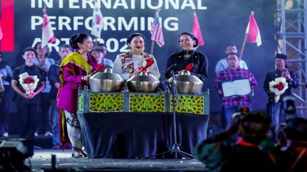 Ketua DPR RI Dr. (H.C) Puan Maharani saat mengikuti penutupan rangkaian acara Solo International Performing Arts (SIPA) 2023 yang diadakan di Benteng Vastenburg, Solo, Jawa Tengah. (Ist/nr)