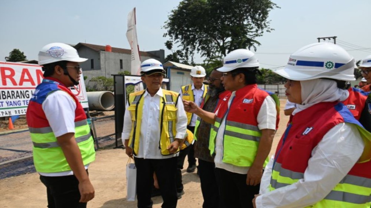 Wakil Ketua Komisi V DPR RI Ridwan Bae bersama rombongan tim saat melakukan Kunjungan Kerja Spesifik ke SPAM Jatiluhur di Kabupaten Bekasi, Jawa Barat, Kamis (14/9/2023). (Hira/nr)