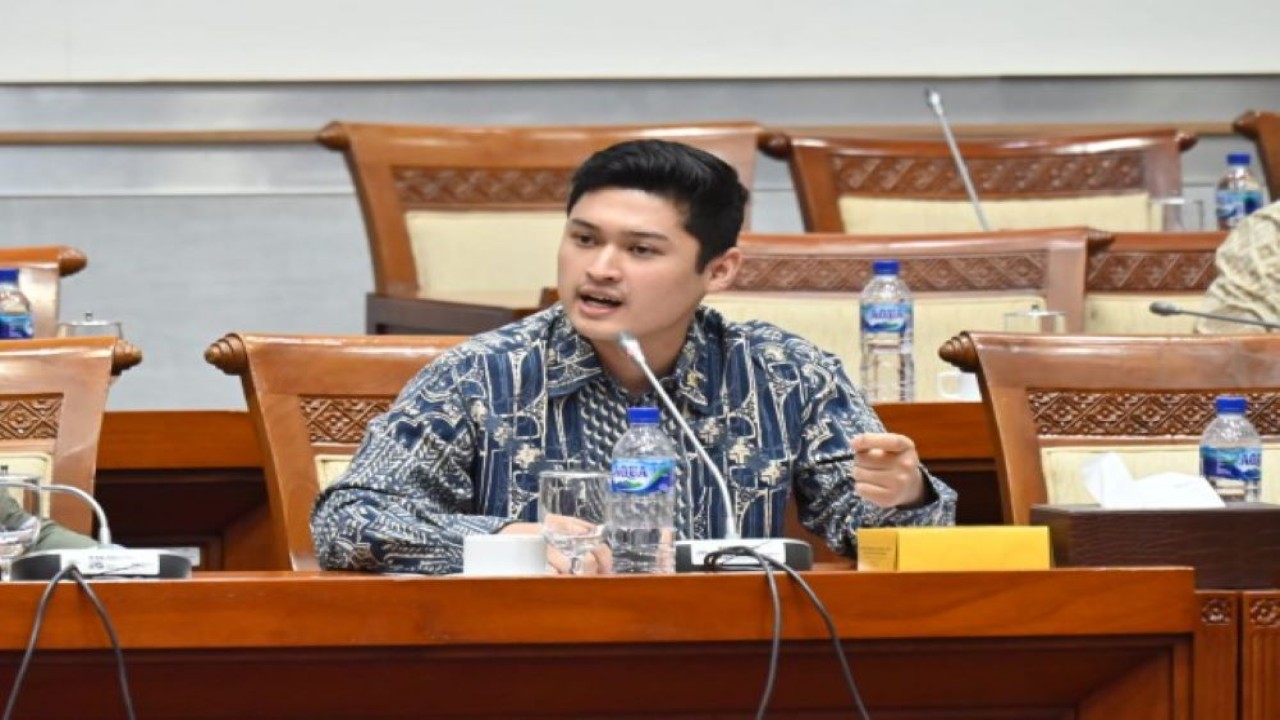 Anggota Komisi I DPR RI Rizki Natakusumah saat mengikuti Rapat Dengar Pendapat Panja BUMN Industri Pertahanan (BUMNIP) di Gedung Nusantara II, DPR RI, Senayan, Jakarta, Senin (11/9/2023). (Farhan/nr)