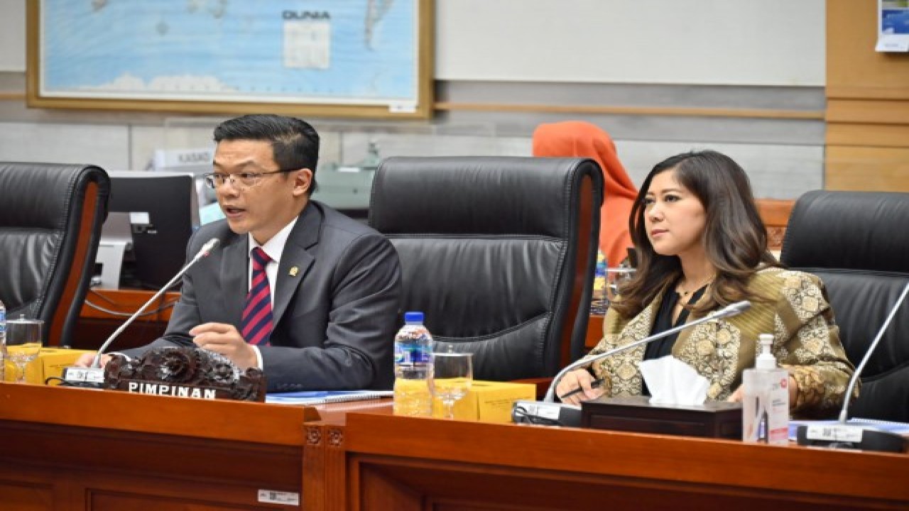 Wakil Ketua Komisi I DPR RI Sugiono (kiri) saat memimpin Rapat Kerja dengan Dirut LPP RRI di Gedung Parlemen Jakarta, Selasa (12/9/2023). Foto: Farhan/nr