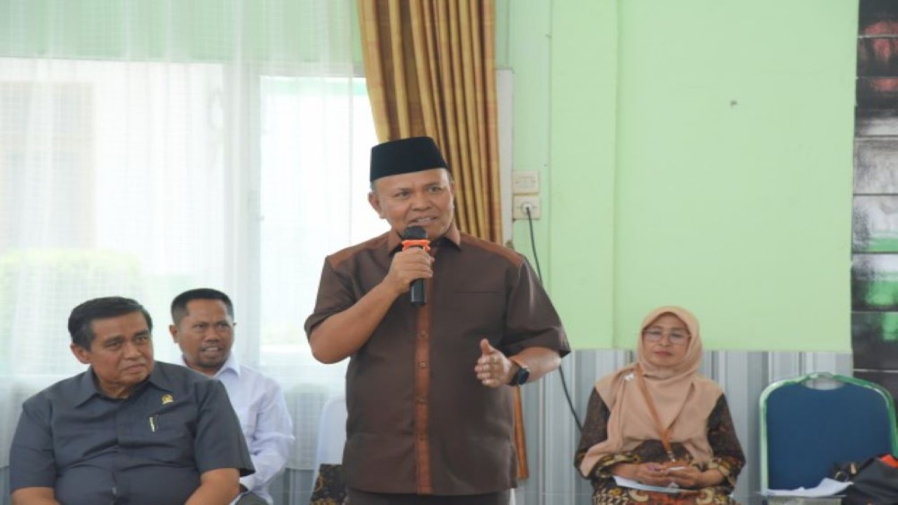 Anggota Komisi VIII DPR RI Samsu Niang saat mengikuti pertemuan kunjungan kerja spesifik ke Pekanbaru bertempat di Balai Abiseka Pekanbaru, Provinsi Riau, Jumat (1/9/2023). (Ulfi/nr)