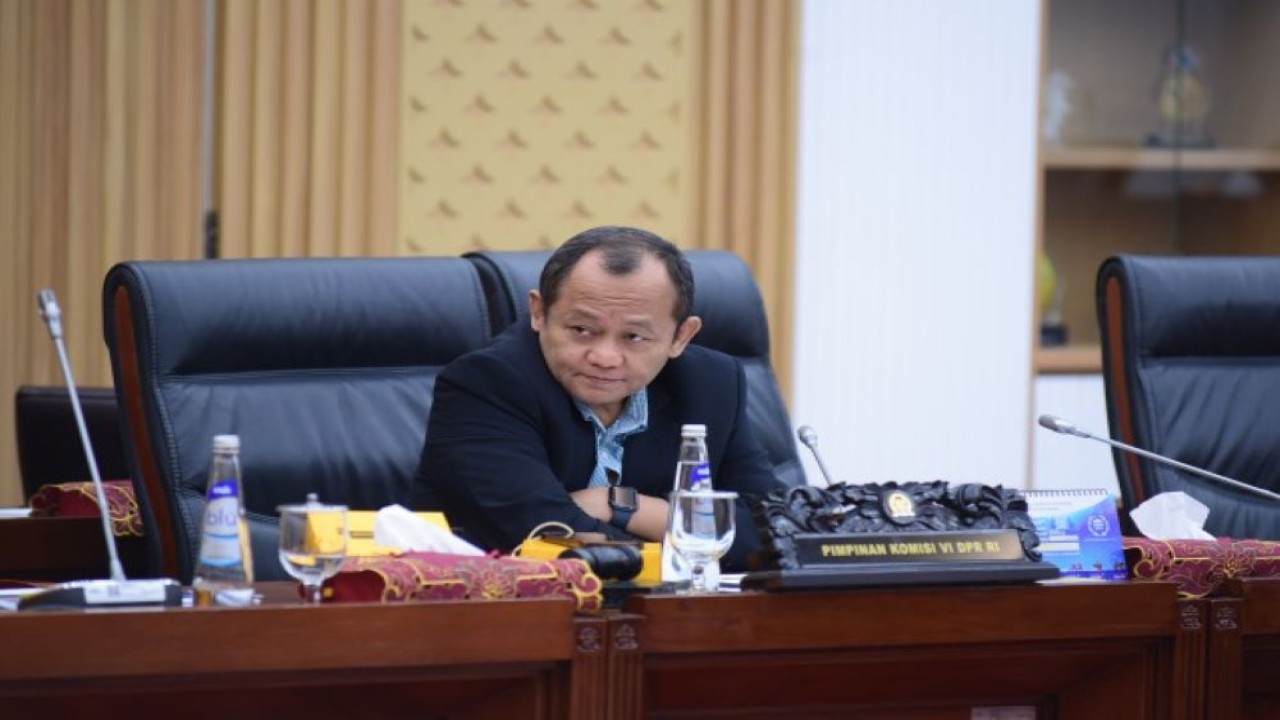 Wakil Ketua Komisi VI DPR RI Sarmuji saat memimpin Rapat Dengar Pendapat dengan enam direktur utama dari enam subholding di Ruang Rapat Komisi VI, Gedung Nusantara I, DPR RI, Senayan, Jakarta, Selasa (26/9/2023). (Oji/nr)