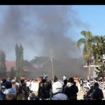Sejumlah warga menyaksikan kebakaran kantor Bupati Pohuwato di Kabupaten Pohuwato, Gorontalo, Kamis (21/9/2023). ANTARA/HO-1695288453