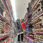 Seorang karyawan toko oleh-oleh haji di Bogor, Jawa Barat, tengah melakukan siaran belanja. ANTARA/Sizuka-1694500016