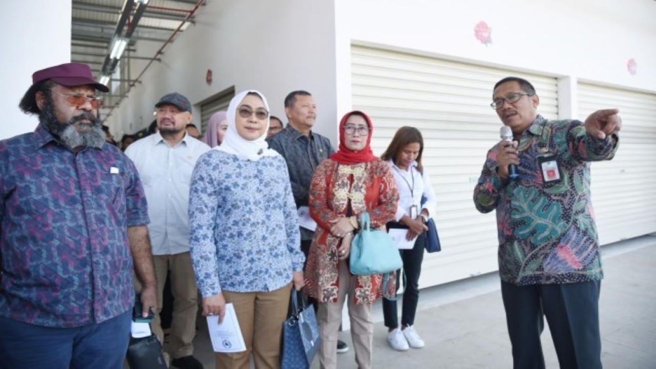 Anggota Komisi V DPR RI Sri Rahayu saat meninjau Pasar Induk Among Tani Kota Batu dalam agenda Kunjungan Kerja Spesifik Komisi V DPR RI ke Kota Batu, Jawa Timur, Jumat, (8/9/2023). (Aisyah/nr)