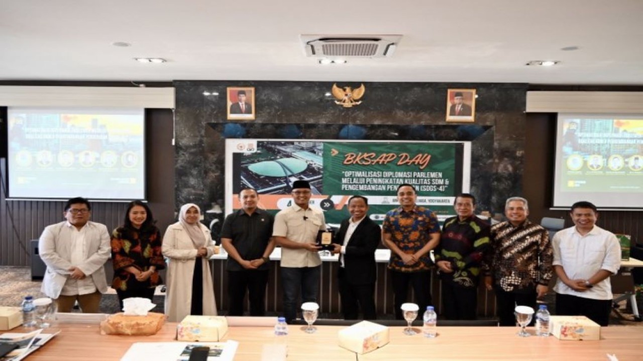 Wakil Ketua BKSAP DPR RI Sukamta saat bertukar cenderamata usai BKSAP Day di Universitas Islam Negeri (UIN) Sunan Kalijaga, Yogyakarta, Senin (4/9/2023). (Bunga/nr)