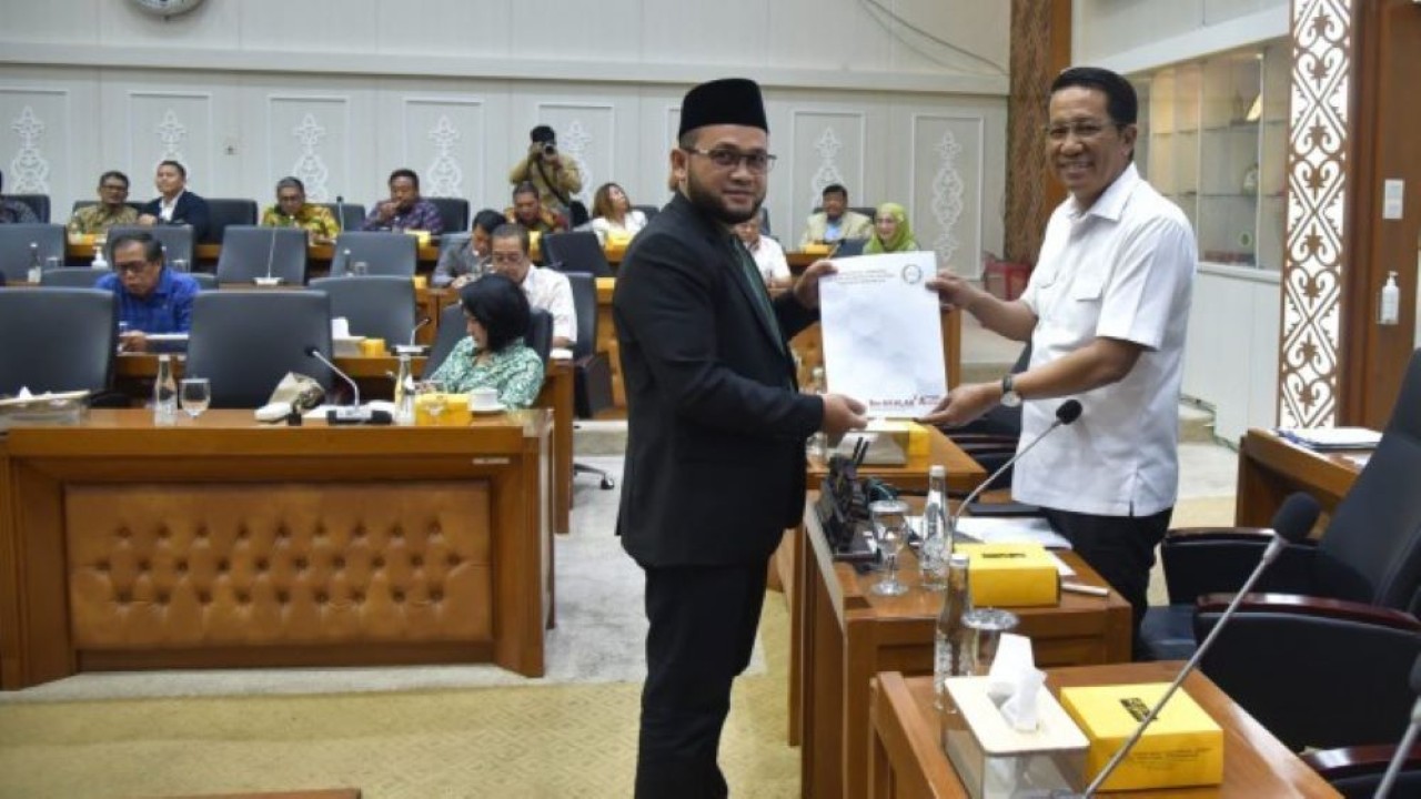 Ketua Baleg DPR Supratman Andi Agtas (kanan) disela-sela Rapat Kerja dengan Wakil Menteri Hukum dan HAM Edward Omar Sharif Hiariej dan Ketua Panitia Perancang Undang-Undang (PPUU) DPD Dedi Iskandar Batubara di Gedung Nusantara I, Senayan, Jakarta, Senin (11/9/2023). (Munchen/nr)