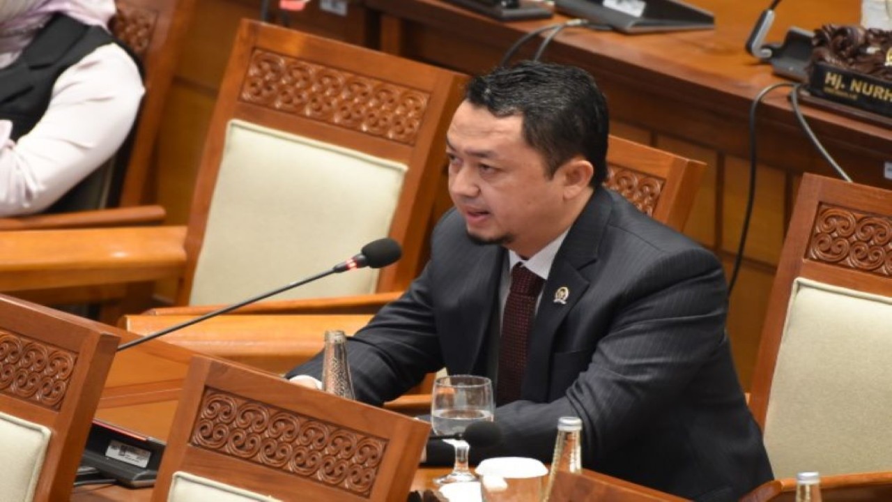 Anggota Komisi V DPR RI Syahrul Aidi Maazat saat menyampaikan interupsi dalam Rapat Paripurna di Gedung DPR RI, Senayan, Jakarta, Selasa (12/9/2023). (Dep/nr)