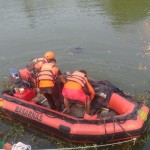 Tim SAR Banten tengah mengevakuasi jenazah warga yang terjatuh ke Sungai Ciujung meninggal dunia. ANTARA/HO-BASARNAS-1695285087